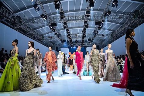 Jakarta Fashion Week:  Sắc màu thời trang Indonesia hội tụ, nơi tài năng trẻ như Tika Ramlan tỏa sáng